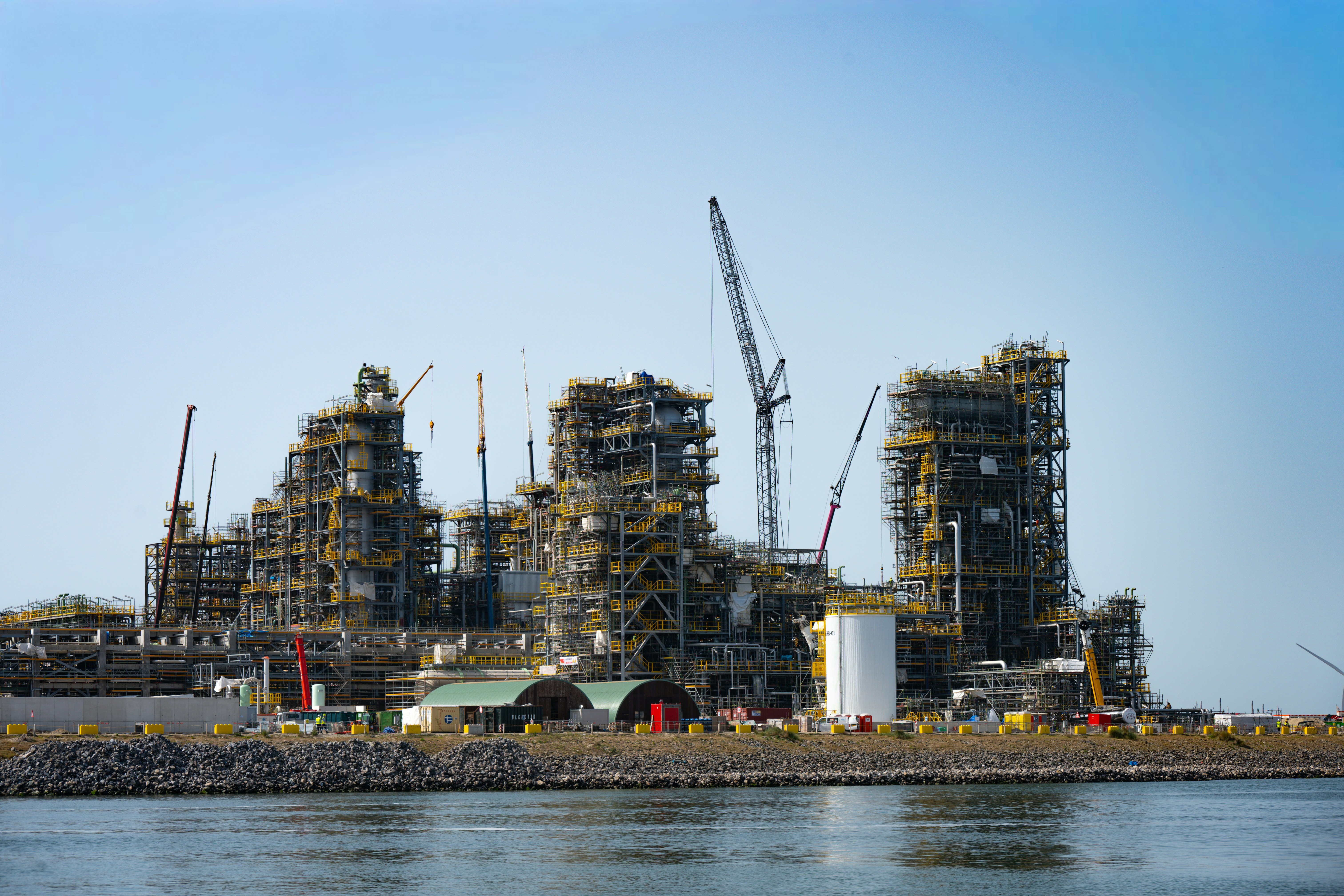 Crude Oil Trading — VLCC Tanker and Offshore Platform